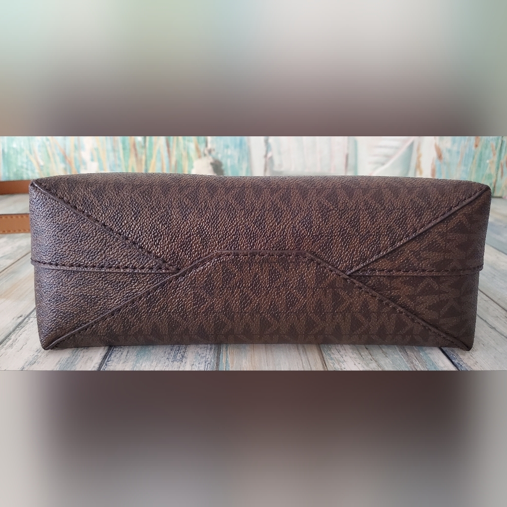 ***SOLD***MICHAEL KORS MK JET SET TRAVEL CROSSBODY LITE-WEIGHT BAG - Picture 4 of 11
